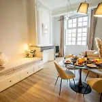 Chez Alex Vue Directe Sur La Place Nationale Апартаменты *