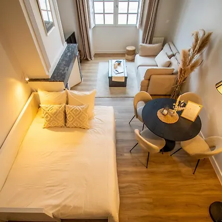 Chez Alex Vue Directe Sur La Place Nationale Апартаменты *