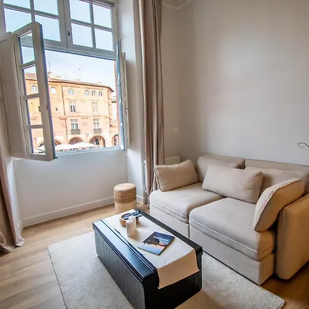 Chez Alex Vue Directe Sur La Place Nationale مونْتوبا